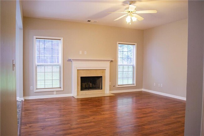 Building Photo - 444 Crestmont Ln