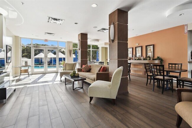 Building Photo - 470 3rd St S