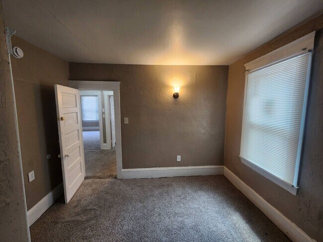 Building Photo - Charming 4-Bedroom Property in Prime Location