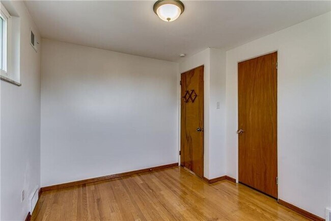 Building Photo - Beautiful 3 Bed / 1.5 Bath with Garage and Large Yard - Available May!!