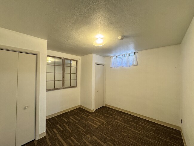 Building Photo - 2745 W Archer Pl