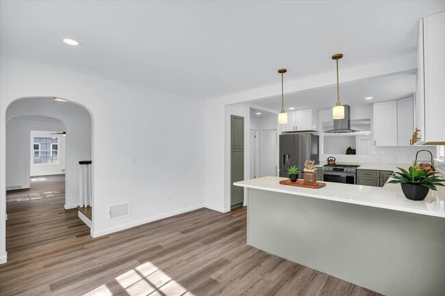 Building Photo - 1212 W Healey St