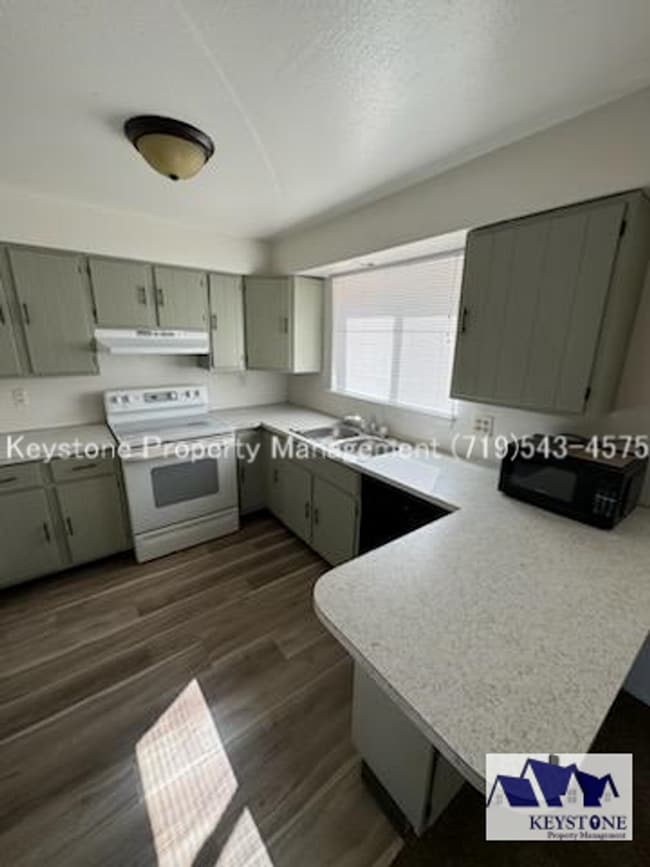 Building Photo - Lower Level Belmont 4-plex Apartment with ...