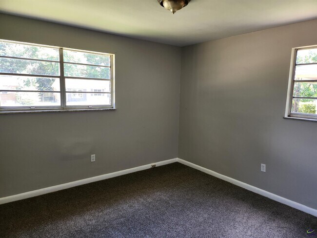 Building Photo - 215 Palomino Ln