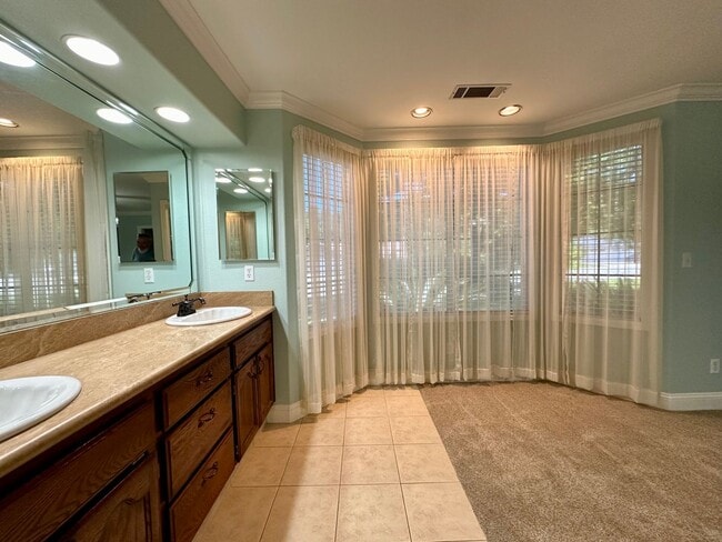 Building Photo - Beautiful well maintained home! Excellent ...