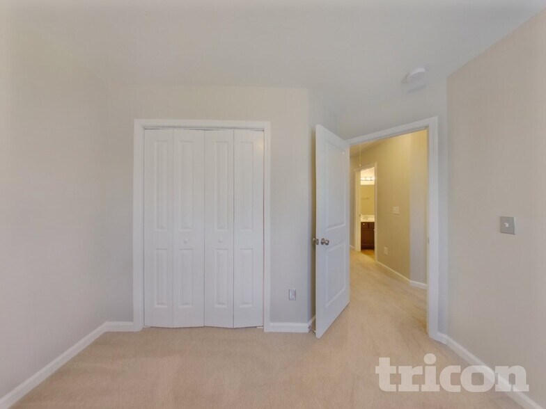 Building Photo - 221 Chestnut Oak Ln