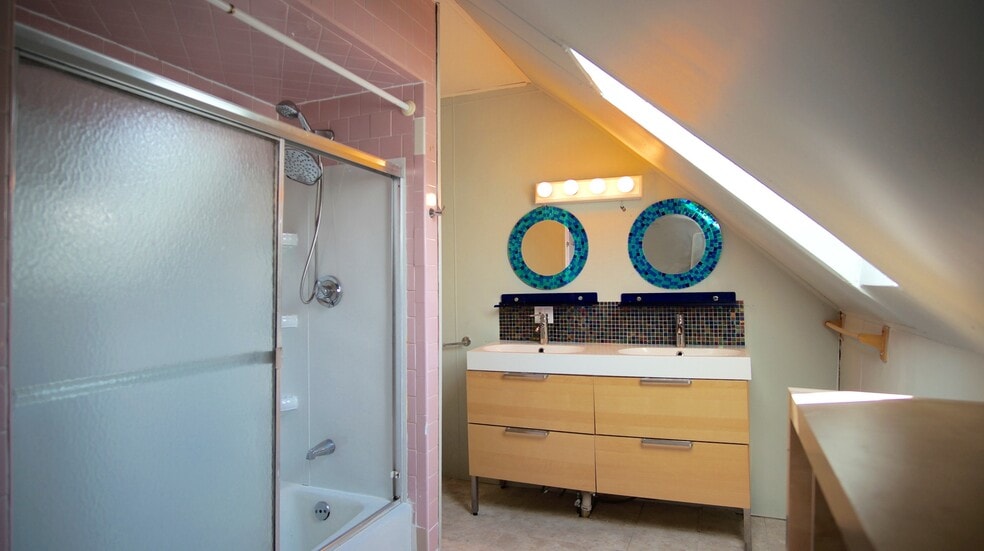 Building Photo - 48 America St