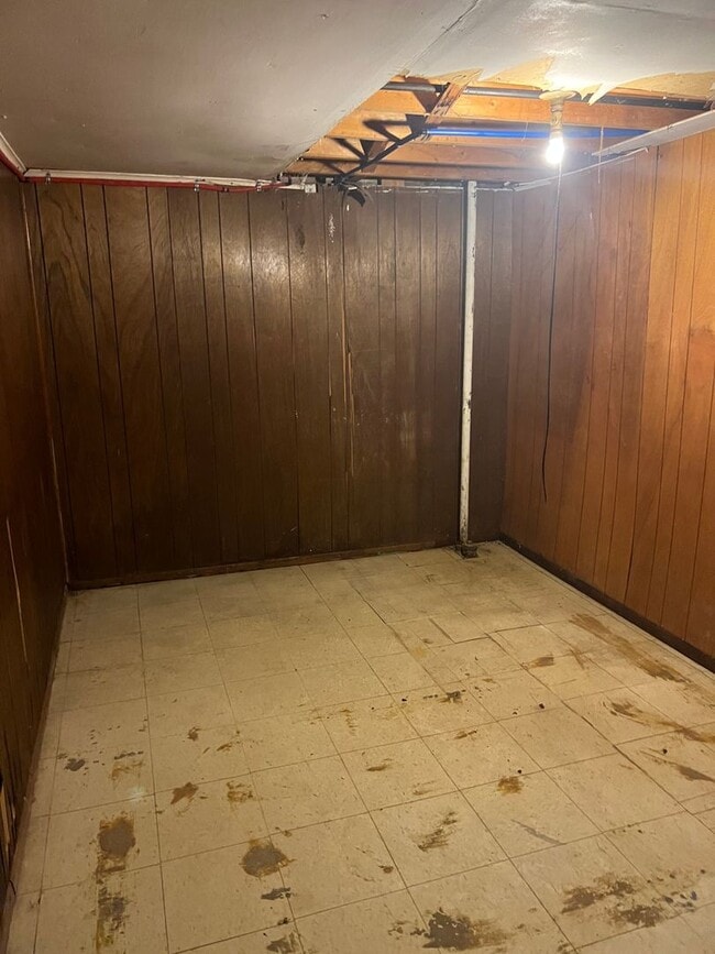 Building Photo - 3 Bedroom 1.5 Bath - $1200