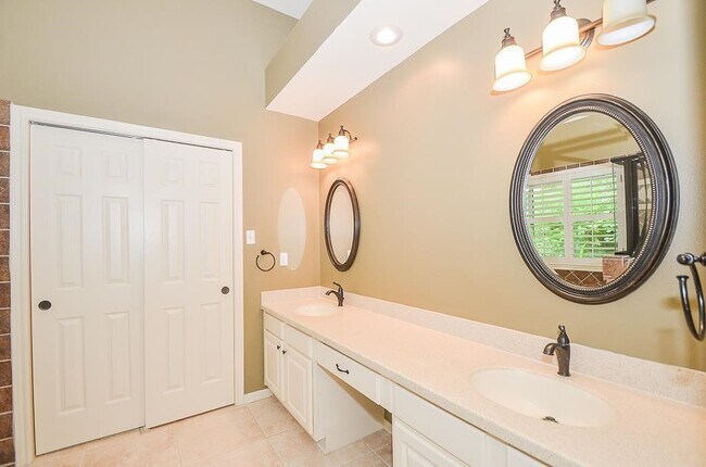 Building Photo - 46 Grants Lake Cir