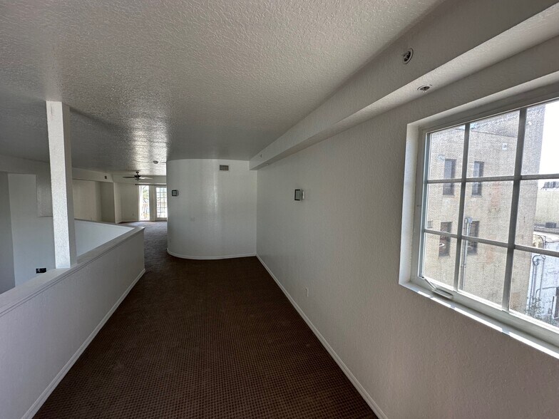 Building Photo - 128 S Beach St
