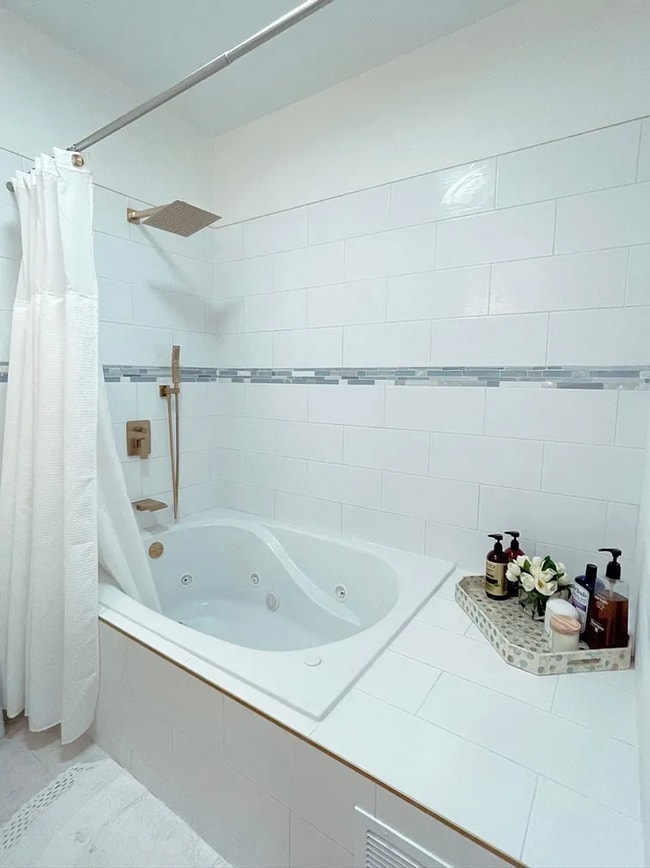 Building Photo - Beautifully Updated Home Near Downtown St. Petersburg! 3bed |3bath