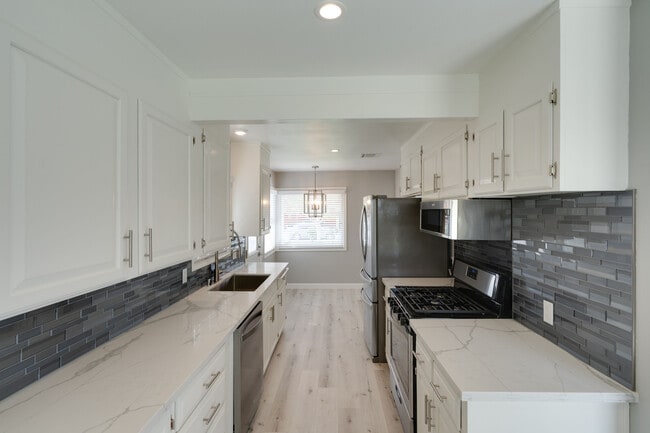 Building Photo - 405 S Fernwood Cir
