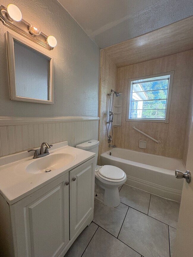 Building Photo - Gorgeous 3 bedroom/1 bath home with living room and den!