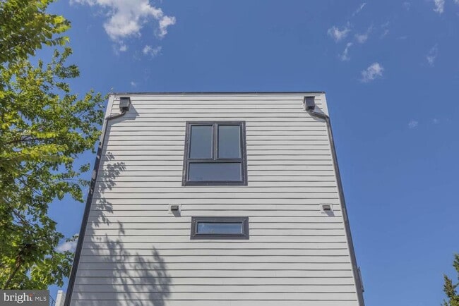 Building Photo - 722 Kenyon St NW