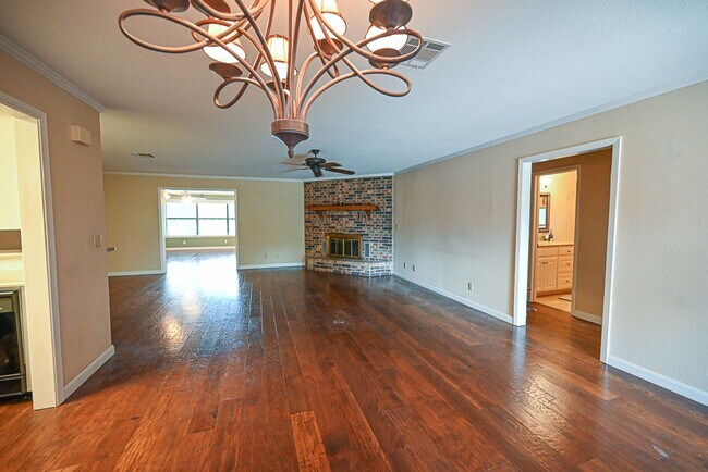 Building Photo - Beautiful 3 bedroom 2 bath Runaway Bay,  TX