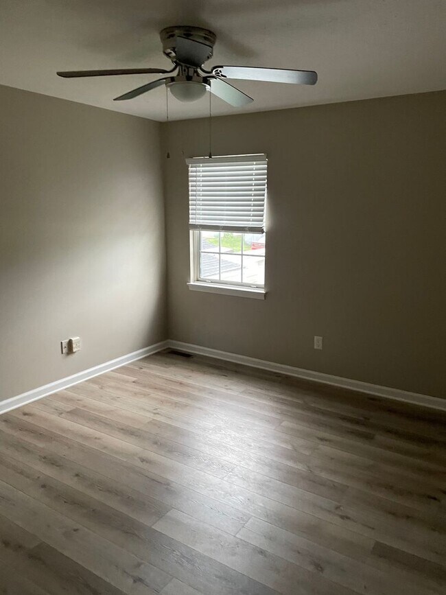 Building Photo - 2 Bed/ 1.5 Bath Townhome