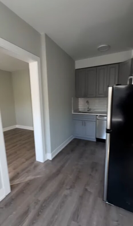 Building Photo - 515 W Belmont Ave