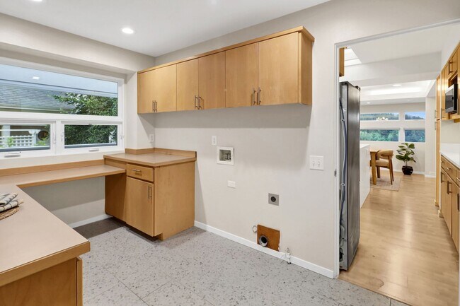 Building Photo - 213 Sea Pines Ln