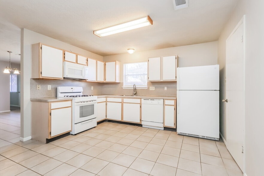 Building Photo - 28907 Binefield St