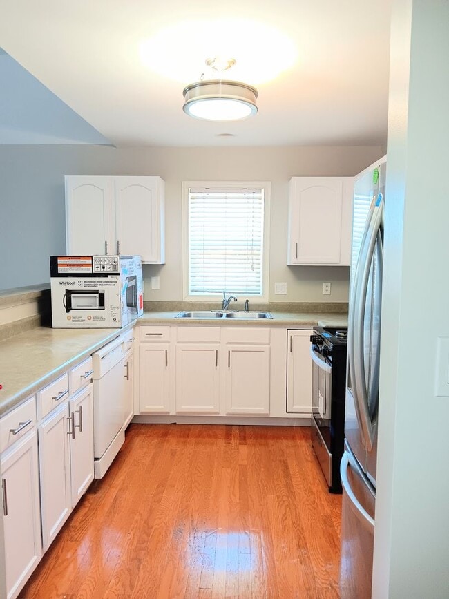 Building Photo - Spacious Condo with Modern Comforts