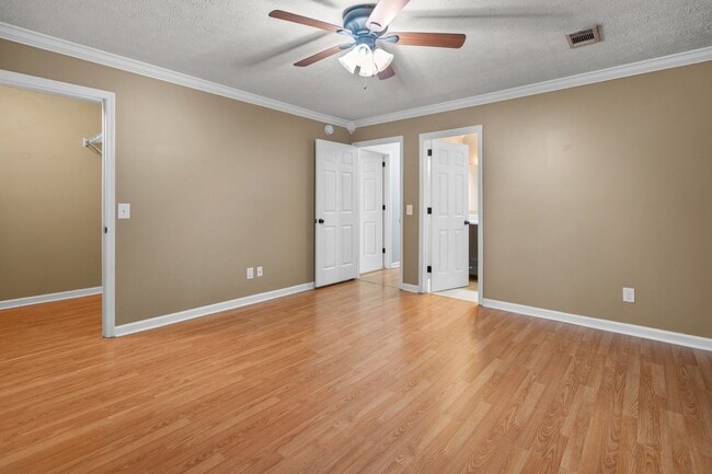 Building Photo - 105 Walnut Ct