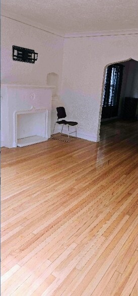 Building Photo - 8119 S Vernon Ave