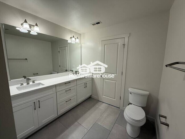 Building Photo - Modern condo, conveniently located!