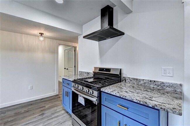 Building Photo - 6085 Glenridge Dr