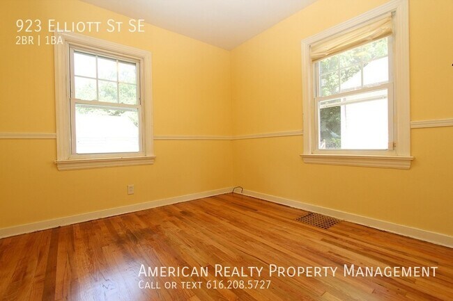 Building Photo - 923 Elliott St SE