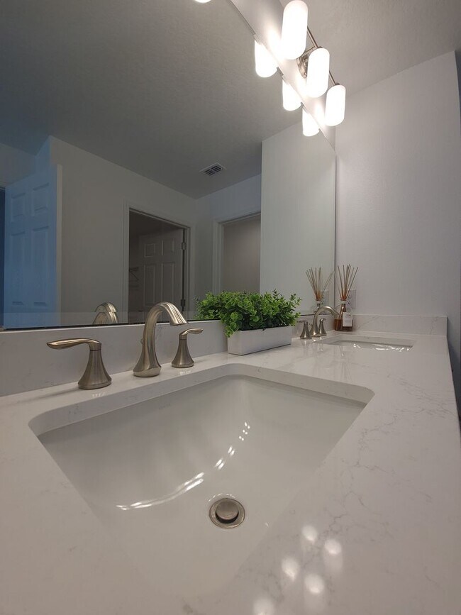 Building Photo - 5 Bedroom Brand New House with Innovative Technology near Winter Park