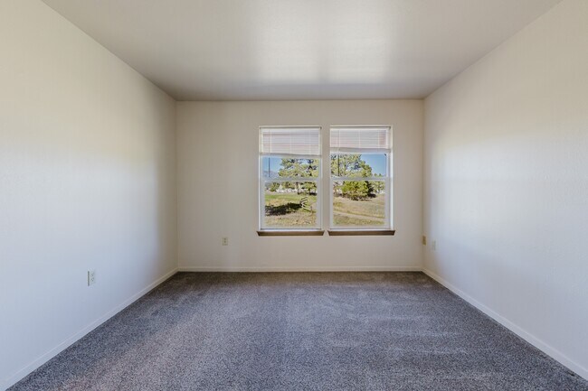 Building Photo - 21 W Golf Pl