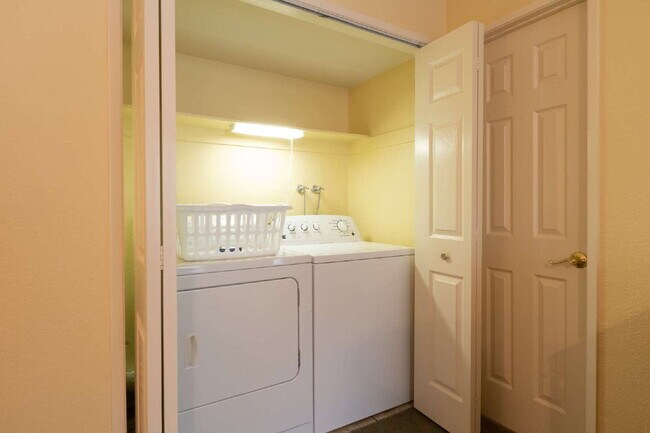 Building Photo - Scenic Long-term Rentals!