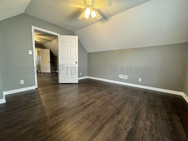 Building Photo - Newly Renovated 4 Bedroom 2 Bathroom