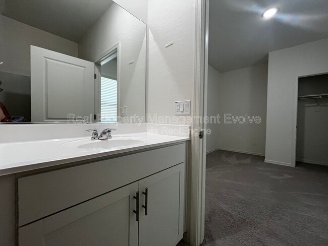 Building Photo - 19434 W Hazelwood St