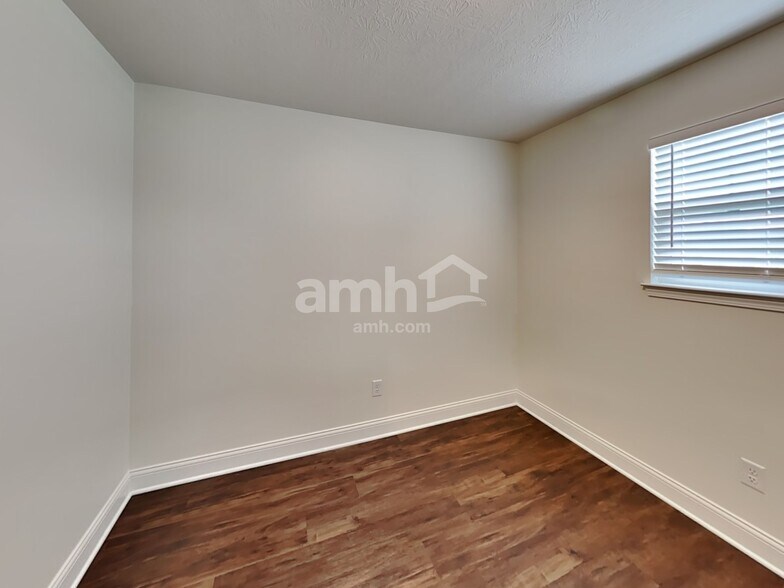 Building Photo - 1240 Hill Rd N