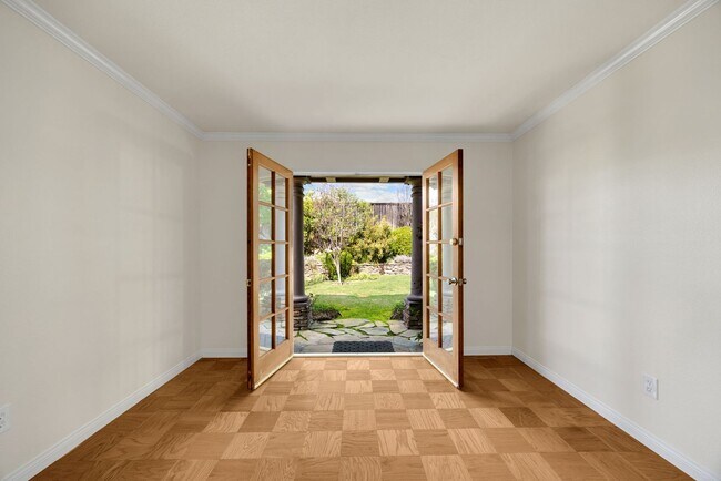 Building Photo - Adorable 3 Bed / 2 Bath Home w/ Detached 2 Car Garage