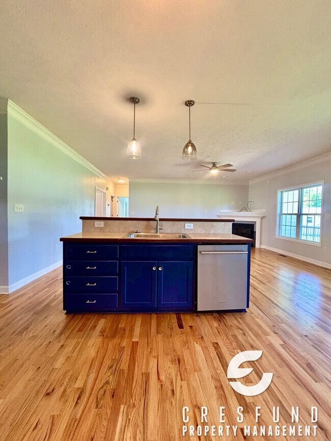 Building Photo - CHARMING 3 BEDROOM READY FOR MOVE IN TODAY!