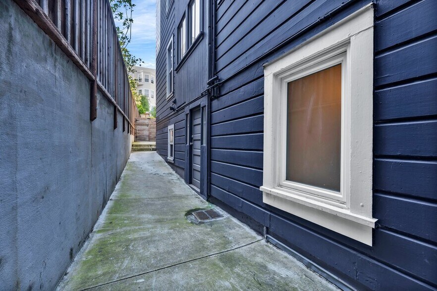 Building Photo - 3014 Pine St