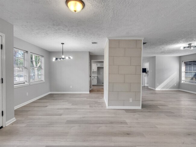 Building Photo - 3202 Lakehaven Dr