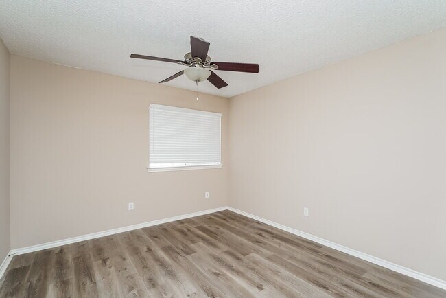 Building Photo - 952 Azalia Dr