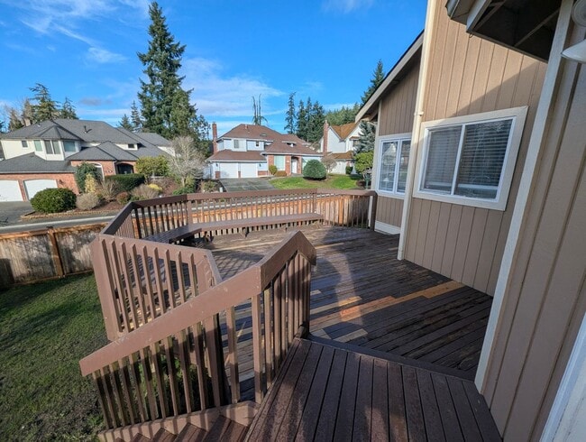 Building Photo - Gorgeous 3 Bedroom • 2.5 Bath Home Recently Remodeled and Ready for you!