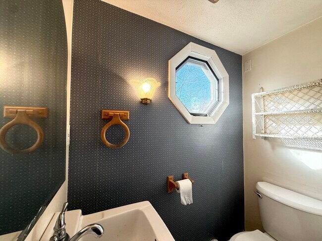 Building Photo - 58 Lake St