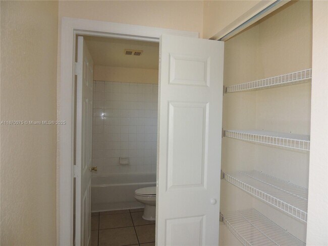 Building Photo - 2225 Laura Ln