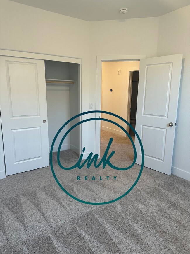 Building Photo - Beautiful and Modern Newly Built Townhome ...