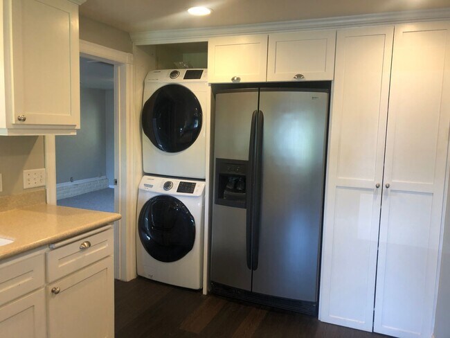 Building Photo - Darling 3 bedroom bungalow in Ferry St Bridge neighborhood!  MOVE IN SPECIAL!