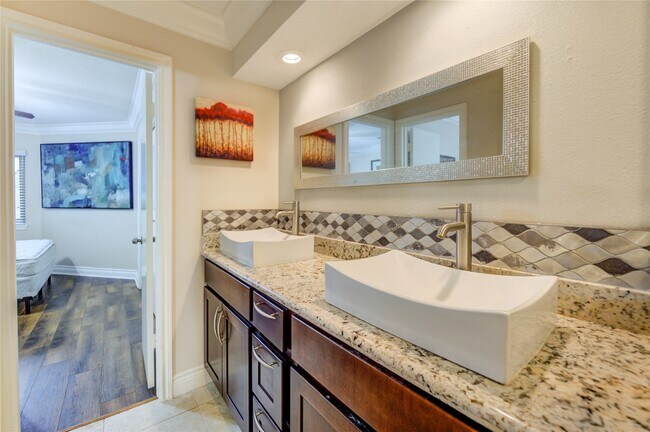 Building Photo - 2527 Potomac Dr