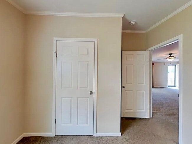 Building Photo - Fabulous ranch home on 1/2 acre.