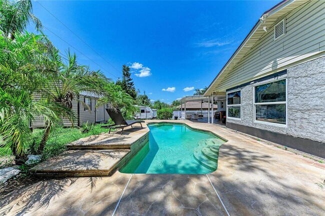 Building Photo - 1520 Sunnyhills Dr