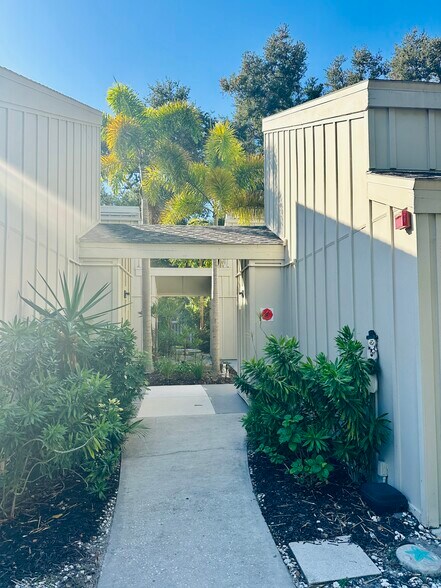 Building Photo - 2208 Bahia Vista St