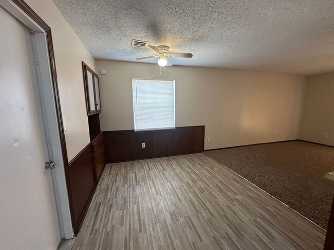 Building Photo - 3 Bed 1.5 Bath 2 Car Garage